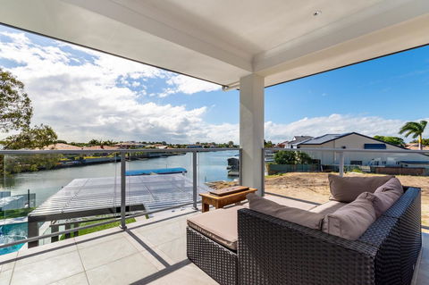 Stunning Canal Home Oh So Close To The Waterfront - Kingaroy Accommodation 12