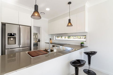 Stunning Canal Home Oh So Close To The Waterfront - Kingaroy Accommodation 5