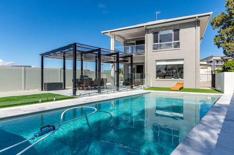 Stunning Canal Home Oh So Close To The Waterfront - Kingaroy Accommodation 8
