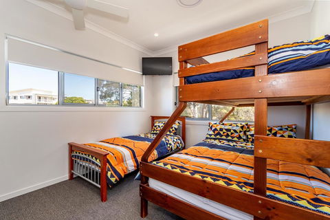 Stunning Canal Home Oh So Close To The Waterfront - Kingaroy Accommodation 14