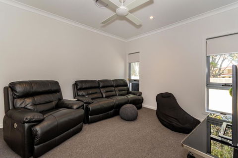 Stunning Canal Home Oh So Close To The Waterfront - Kingaroy Accommodation 10