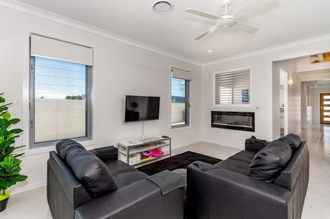 Stunning Canal Home Oh So Close To The Waterfront - Kingaroy Accommodation 19