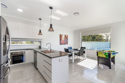 Stunning Canal Home Oh So Close To The Waterfront - Kingaroy Accommodation 15