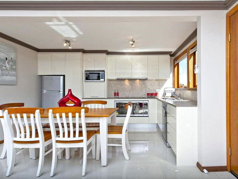 'Beach Break 2', 2/10 Lionel St - Downstairs Unit With Aircon - Kingaroy Accommodation 2