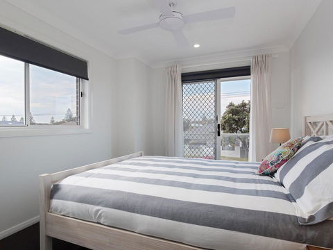 'Birubi Breezes', 2/7 Fitzroy St - Large Duplex With Air Conditioning, WIFI & Only 5 Minute Walk To The Beach - Kingaroy Accommodation 3