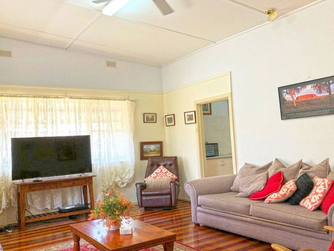 'Daves Place', 27 Rigney St - Holiday House With WIFI, Aircon & Boat Parking - Kingaroy Accommodation 1