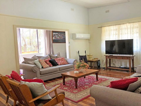'Daves Place', 27 Rigney St - Holiday House With WIFI, Aircon & Boat Parking - Kingaroy Accommodation 3