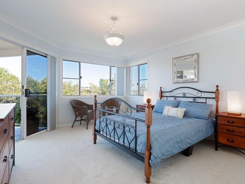 'GrandView', 10 Grandview Close - Huge House With Water Views, Aircon, WIFI, Netflix, Foxtel & Billiard Table - Kingaroy Accommodation 1