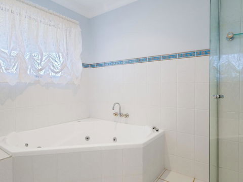 'GrandView', 10 Grandview Close - Huge House With Water Views, Aircon, WIFI, Netflix, Foxtel & Billiard Table - Kingaroy Accommodation 2