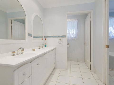'GrandView', 10 Grandview Close - Huge House With Water Views, Aircon, WIFI, Netflix, Foxtel & Billiard Table - Kingaroy Accommodation 3
