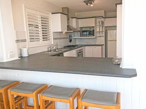 'Mooring One Downstairs', 23 Shoal Bay Rd - Fantastic Ground Floor Duplex With Views, WIFI And Air Conditioning - Kingaroy Accommodation 2