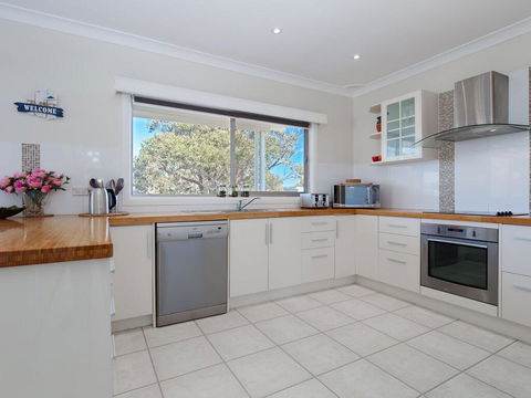 'SeaHaven', 2 Richardson Ave - Large Home With Aircon, Smart TV, WIFI, Netflix & Boat Parking - Kingaroy Accommodation 3
