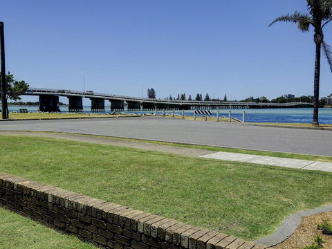 'Time And Tide' 1 - Ground Floor With Water Views - Kingaroy Accommodation 2