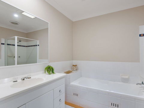 'Walk On Birubi', 1/40 Ocean Ave - Pet Friendly, WIFI, Boat Parking & Water Views - Kingaroy Accommodation 1