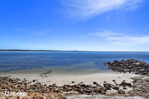 'Yacaaba' Beautiful Waterfront Location - Kingaroy Accommodation 3