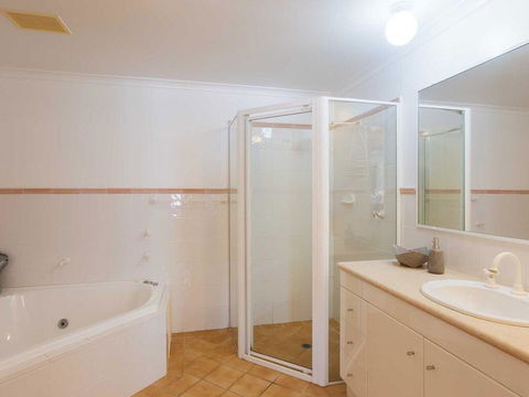 1 'Peninsula Waters', 2-4 Soldiers Point Road - Aircon, Pool & Massive Outdoor Area - Kingaroy Accommodation 2
