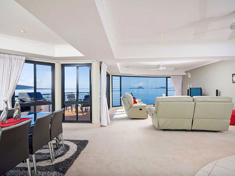 1 'Seaside Splendour' 137 Soldiers Point Road - Beautiful Unit On The Waterfront - Kingaroy Accommodation 1