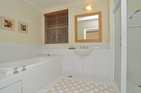 1 Bedroom Executive Villa Located Within Cypress Lakes - Kingaroy Accommodation 1