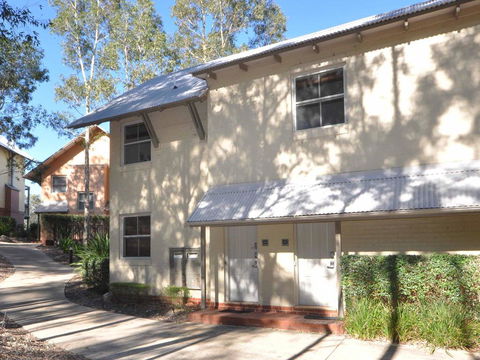 1 Bedroom Executive Villa Located Within Cypress Lakes - Kingaroy Accommodation 3