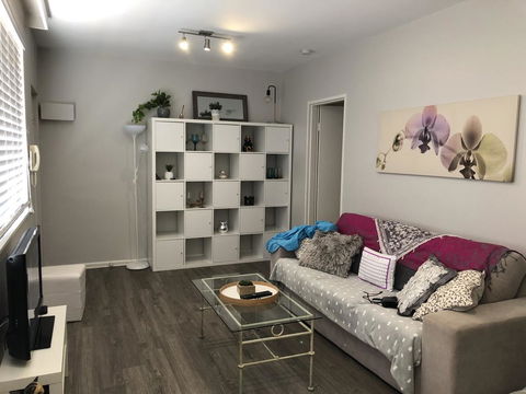 1 Bedroom Unit In Heart Of Elsternwick - Kingaroy Accommodation 1