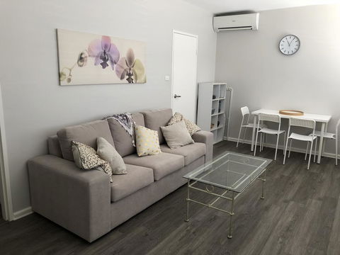 1 Bedroom Unit In Heart Of Elsternwick - Kingaroy Accommodation 0
