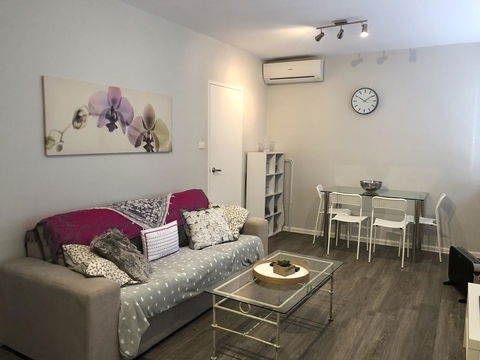 1 Bedroom Unit In Heart Of Elsternwick - Kingaroy Accommodation 2