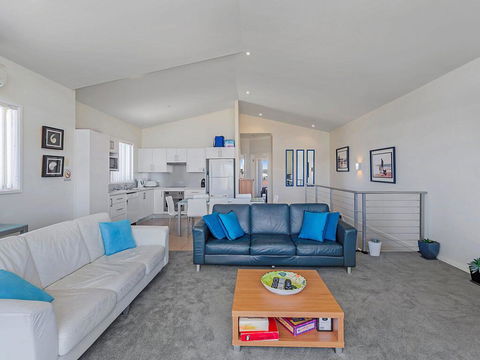 1/32 Ocean Avenue - Three Bedrooms, Three Bathrooms, Air Con, Boat Parking & Water Views - Kingaroy Accommodation 2