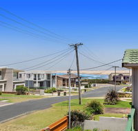 1/32 Ocean Avenue - three bedrooms three bathrooms air con boat parking  water views - Kingaroy Accommodation