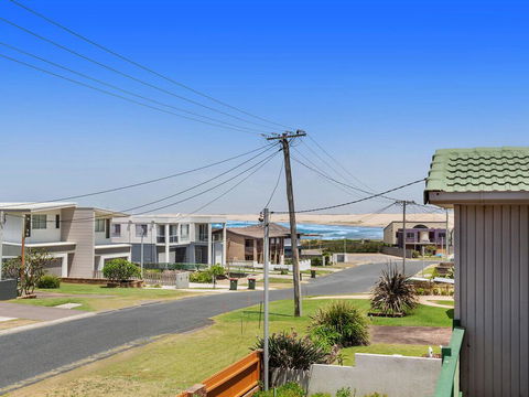 1/32 Ocean Avenue - Three Bedrooms, Three Bathrooms, Air Con, Boat Parking & Water Views - Kingaroy Accommodation 0