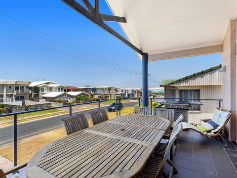 1/32 Ocean Avenue - Three Bedrooms, Three Bathrooms, Air Con, Boat Parking & Water Views - Kingaroy Accommodation 1