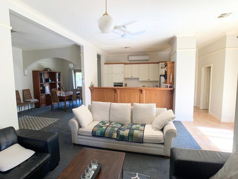 123 Hill St, Heart Of Orange, Double Brick - Kingaroy Accommodation 2