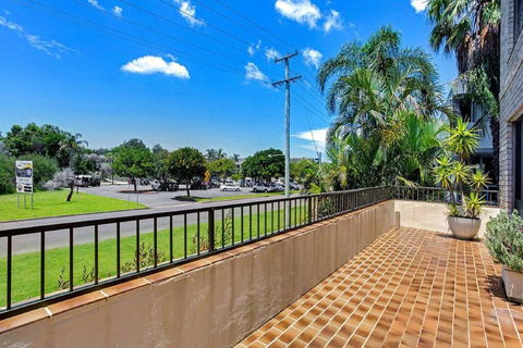 14 'THE DUNES', 38 MARINE DR - LARGE UNIT WITH POOL, TENNIS COURT AND DIRECTLY ACROSS FROM FINGAL - Kingaroy Accommodation 2