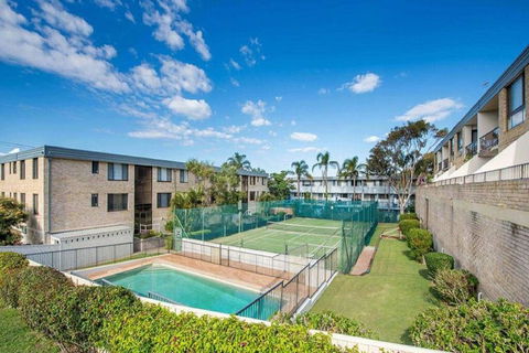 14 'THE DUNES', 38 MARINE DR - LARGE UNIT WITH POOL, TENNIS COURT AND DIRECTLY ACROSS FROM FINGAL - Kingaroy Accommodation 0