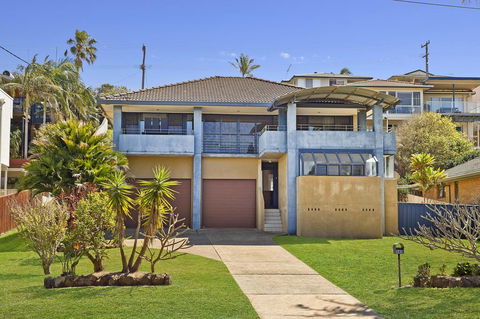 143 Matthew Flinders Drive, Port Macquarie - Kingaroy Accommodation 1