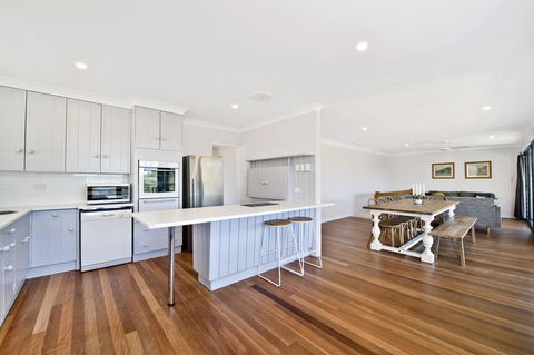 143 Matthew Flinders Drive, Port Macquarie - Kingaroy Accommodation 3