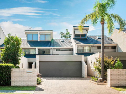 15 'The Moorings', 4 Cromarty Road - Stunning With Water Views & Pool - Kingaroy Accommodation 0