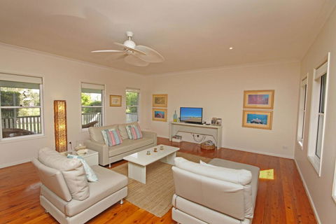 16 Beachway Pde, Marcoola: Linen Incl, WiFi, Pet Friendly, A/Cond. 500 BOND - Kingaroy Accommodation 3