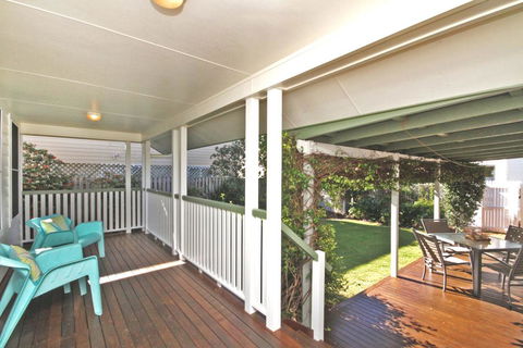 16 Beachway Pde, Marcoola: Linen Incl, WiFi, Pet Friendly, A/Cond. 500 BOND - Kingaroy Accommodation 2