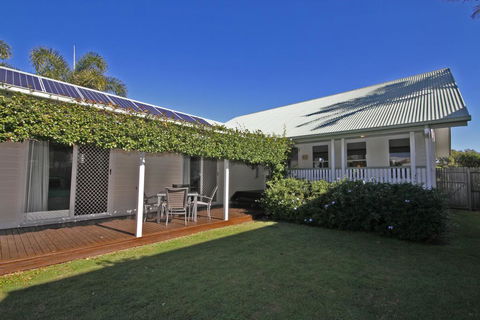 16 Beachway Pde, Marcoola: Linen Incl, WiFi, Pet Friendly, A/Cond. 500 BOND - Kingaroy Accommodation 1