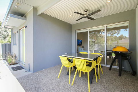 18 On Rayner - Swish Apartment Myrtleford - Kingaroy Accommodation 3