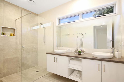 18 On Rayner - Swish Apartment Myrtleford - Kingaroy Accommodation 0