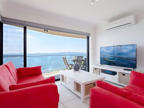 2 'Lanimer' 14 Mitchell Street - Beautiful Waterfront Property With Spectacular Views - Kingaroy Accommodation 2