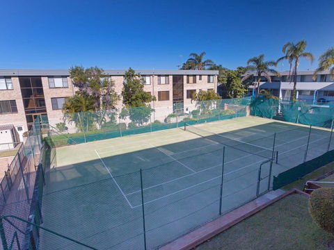 2 'The Dunes', 38 Marine Drive - Pool, Tennis Court And So Close To The Beach - Kingaroy Accommodation 3