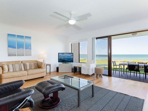 2 'The Pelicans' 53 Soldiers Point Road - Ground Floor Unit On The Waterfront - Kingaroy Accommodation 2