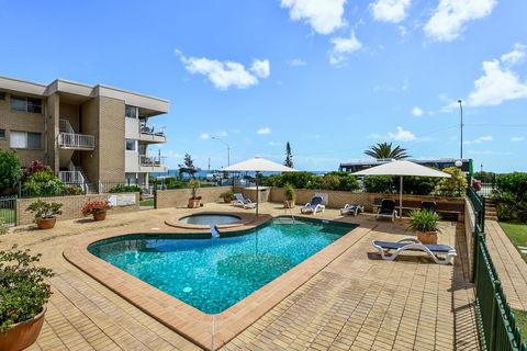 2 Bedroom Top Floor Unit - Ocean Views And Pool - Kingaroy Accommodation 3