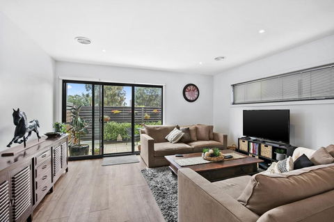 2 Bedroom Townhouse - Family & Corporate Bookings Only - Kingaroy Accommodation 1