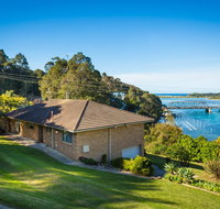 2 Water Crescent - Retro Haven - Kingaroy Accommodation