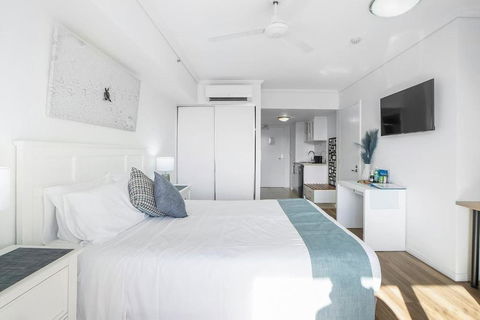 Cairns Central Getaway - A Sleek City Studio - Kingaroy Accommodation 3