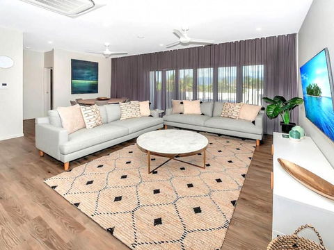 Cairns North 4-Bed With Outdoor Dining & Pool - Kingaroy Accommodation 0