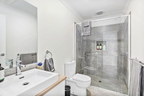 CASA EMEC- PETS WELCOME Luxury, Aircon, Walk To The Shops And Beach! Outdoor Shower And Garage Parking - Kingaroy Accommodation 4